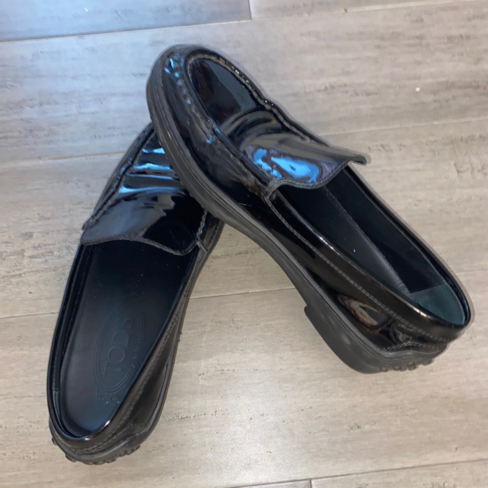 Black leather Tods loafers. Classy and in perfect condition!